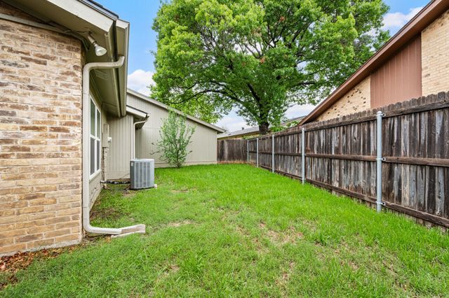 901 Shady Creek Lane, Bedford, TX 76021