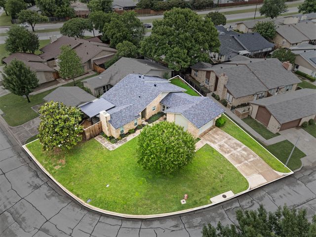 901 Shady Creek Lane, Bedford, TX 76021