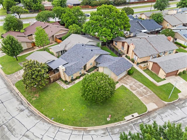 901 Shady Creek Lane, Bedford, TX 76021