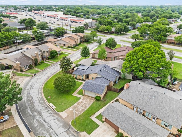 901 Shady Creek Lane, Bedford, TX 76021