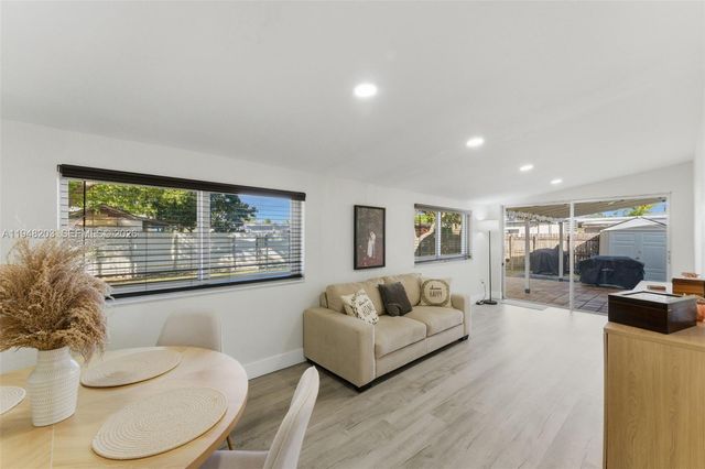 11065 SW 52nd Dr, Miami, FL 33165