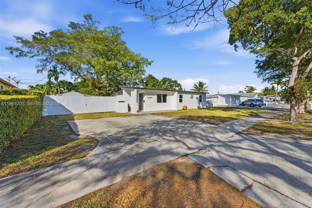 11065 SW 52nd Dr, Miami, FL 33165