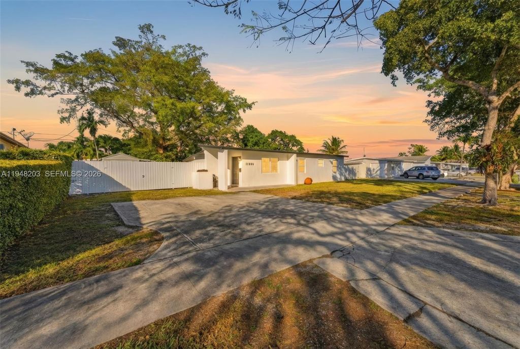 11065 SW 52nd Dr, Miami, FL 33165