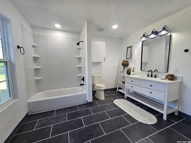 5049 Blue Bonnet, Seguin, TX 78155