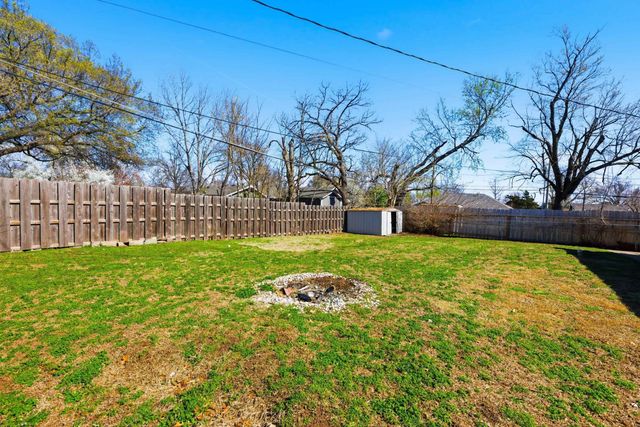 832 N COUNTRY ACRES AVE, Wichita, KS 67212