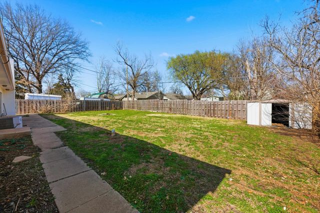 832 N COUNTRY ACRES AVE, Wichita, KS 67212