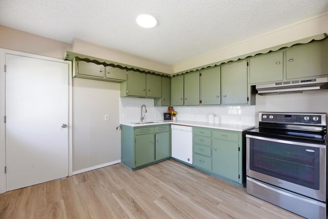 832 N COUNTRY ACRES AVE, Wichita, KS 67212