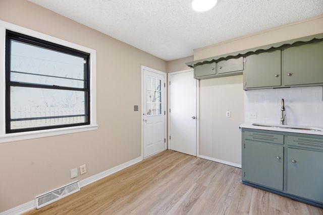 832 N COUNTRY ACRES AVE, Wichita, KS 67212