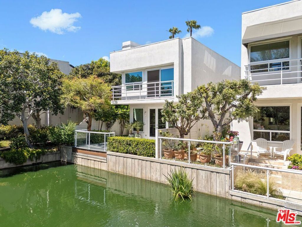 Image 1 of property listing at 680 Harbor Street 1, Venice, CA 90291