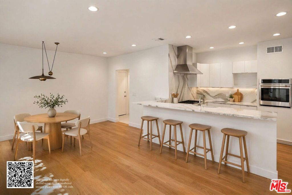 Image 10 of property listing at 680 Harbor Street 1, Venice, CA 90291