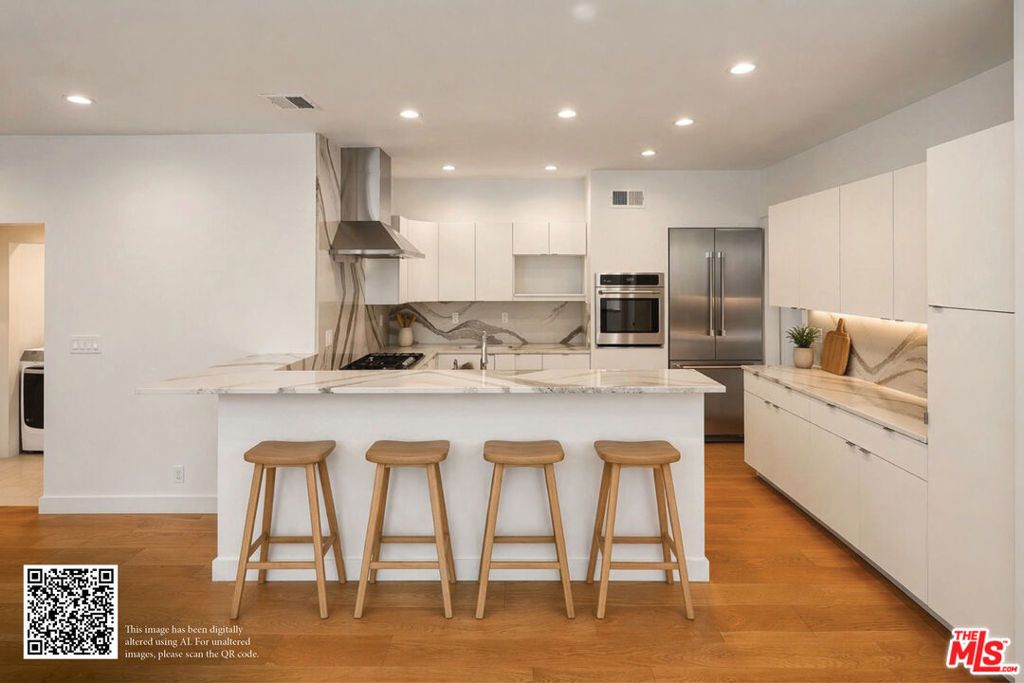 Image 11 of property listing at 680 Harbor Street 1, Venice, CA 90291