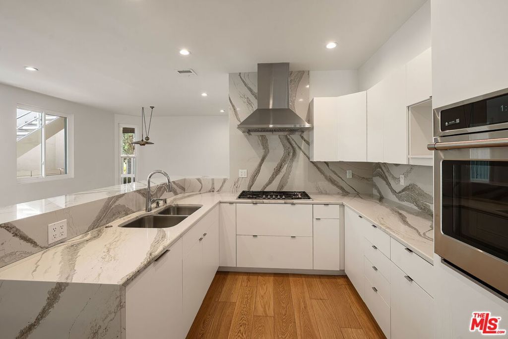 Image 12 of property listing at 680 Harbor Street 1, Venice, CA 90291