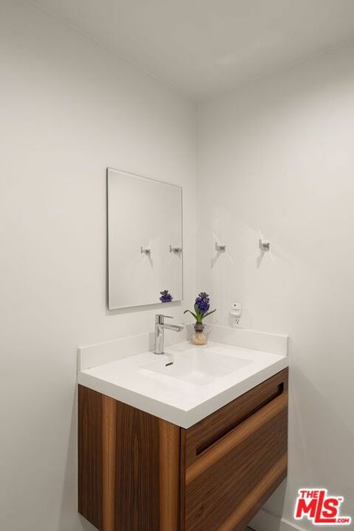 Image 14 of property listing at 680 Harbor Street 1, Venice, CA 90291