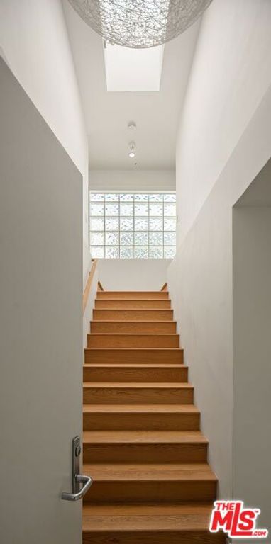 Image 16 of property listing at 680 Harbor Street 1, Venice, CA 90291