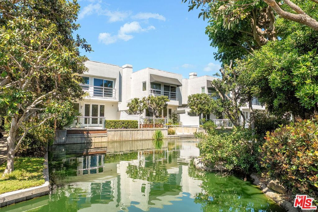 Image 2 of property listing at 680 Harbor Street 1, Venice, CA 90291