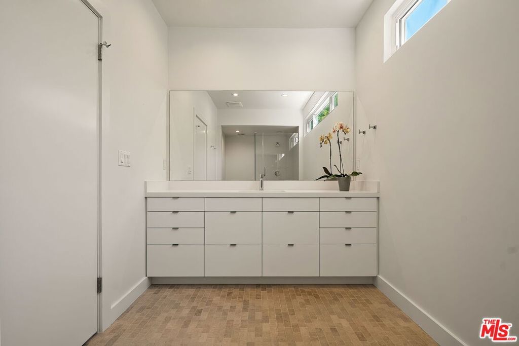 Image 21 of property listing at 680 Harbor Street 1, Venice, CA 90291