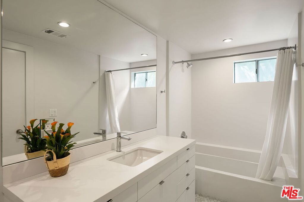 Image 27 of property listing at 680 Harbor Street 1, Venice, CA 90291