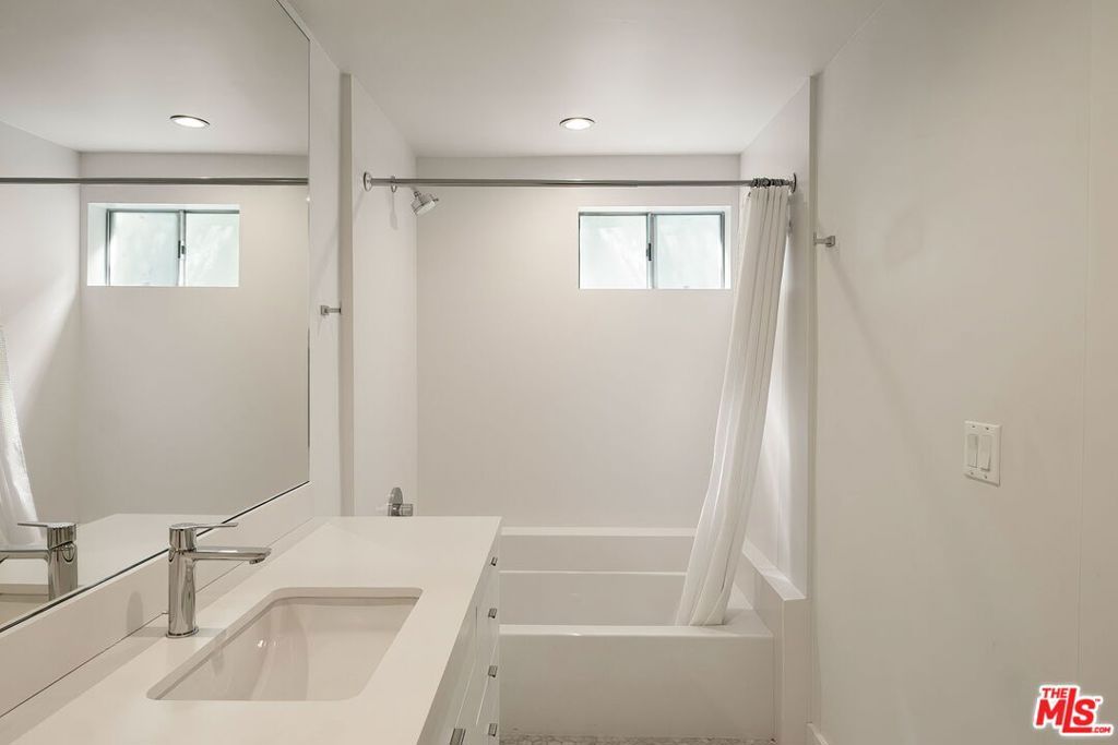 Image 28 of property listing at 680 Harbor Street 1, Venice, CA 90291