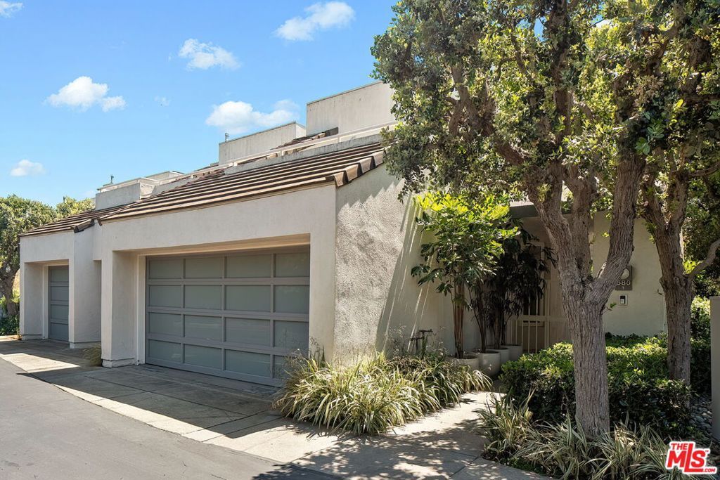 Image 3 of property listing at 680 Harbor Street 1, Venice, CA 90291