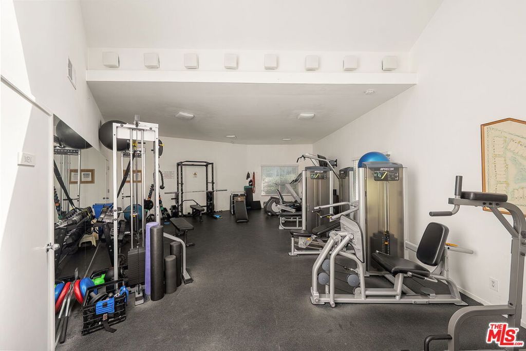 Image 32 of property listing at 680 Harbor Street 1, Venice, CA 90291