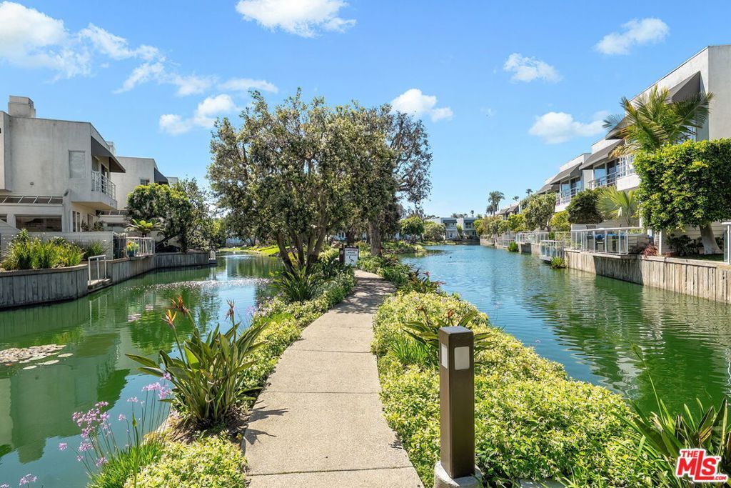 Image 33 of property listing at 680 Harbor Street 1, Venice, CA 90291