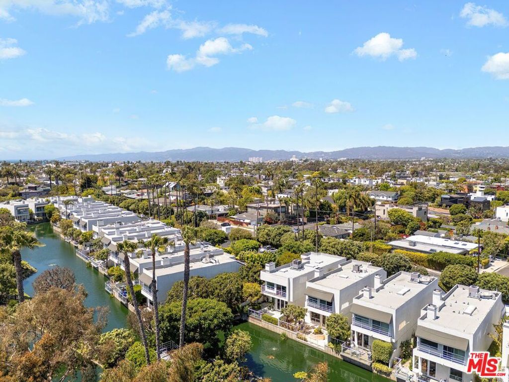 Image 34 of property listing at 680 Harbor Street 1, Venice, CA 90291