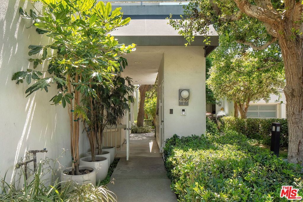 Image 4 of property listing at 680 Harbor Street 1, Venice, CA 90291