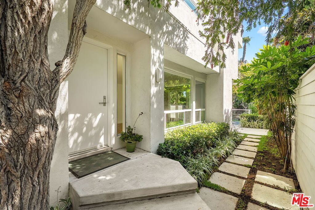 Image 5 of property listing at 680 Harbor Street 1, Venice, CA 90291