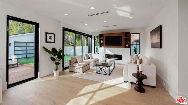 4153 Vantage Avenue, Studio City, CA 91604