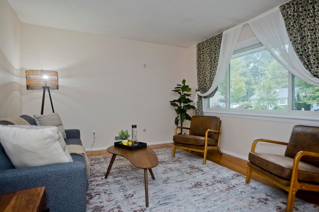 27 E Green St, Easthampton, MA 01027