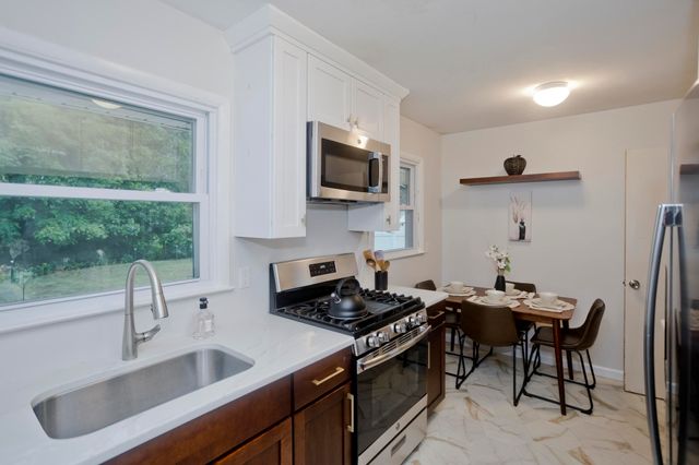 27 E Green St, Easthampton, MA 01027