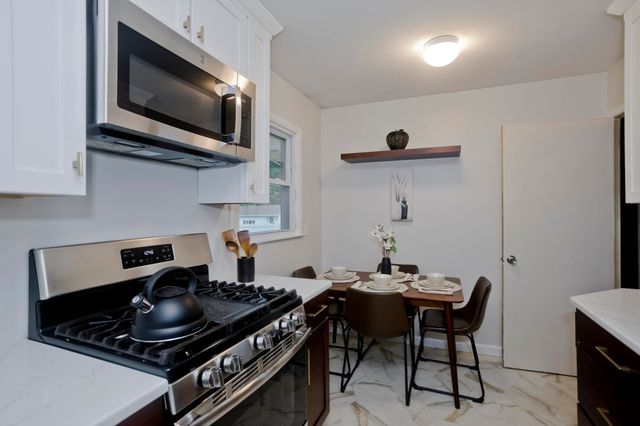 27 E Green St, Easthampton, MA 01027