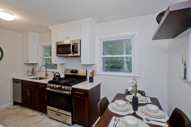 27 E Green St, Easthampton, MA 01027