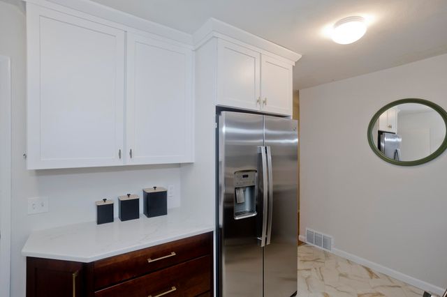 27 E Green St, Easthampton, MA 01027
