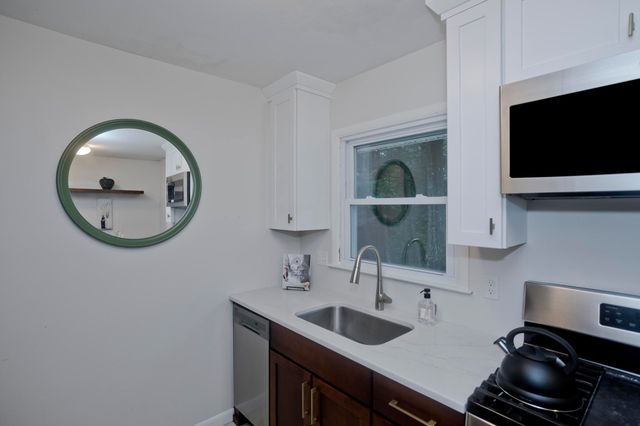 27 E Green St, Easthampton, MA 01027