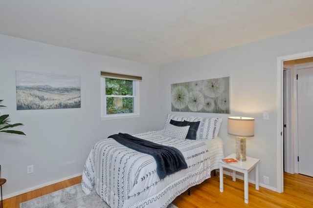 27 E Green St, Easthampton, MA 01027