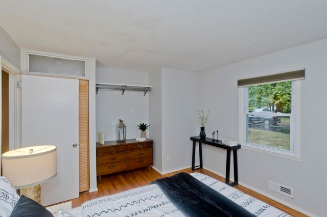 27 E Green St, Easthampton, MA 01027