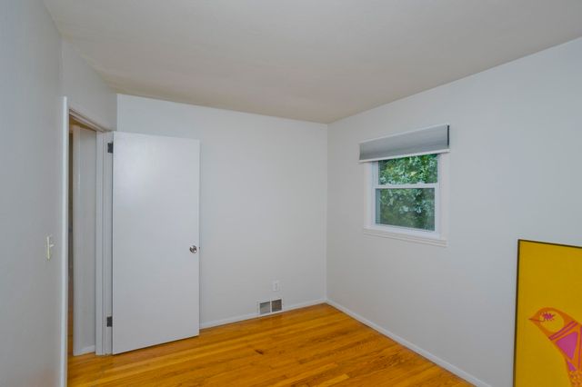 27 E Green St, Easthampton, MA 01027