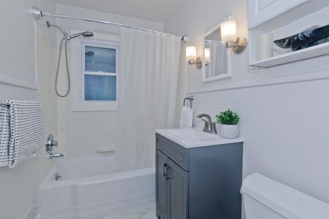 27 E Green St, Easthampton, MA 01027