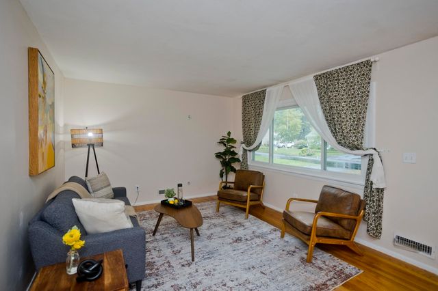 27 E Green St, Easthampton, MA 01027