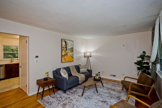 27 E Green St, Easthampton, MA 01027