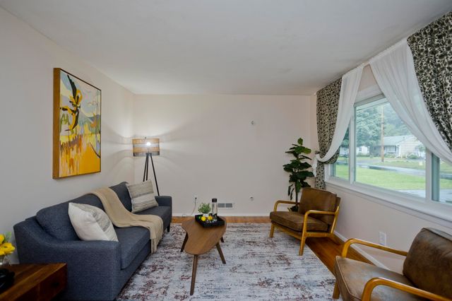 27 E Green St, Easthampton, MA 01027