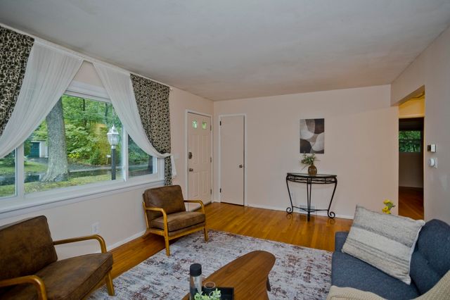 27 E Green St, Easthampton, MA 01027