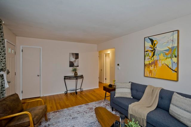 27 E Green St, Easthampton, MA 01027