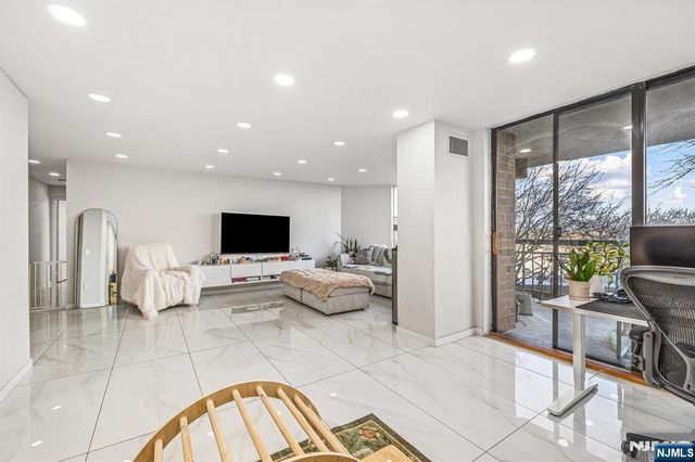 427 Harmon Cove Tower 427, Secaucus, NJ 07094