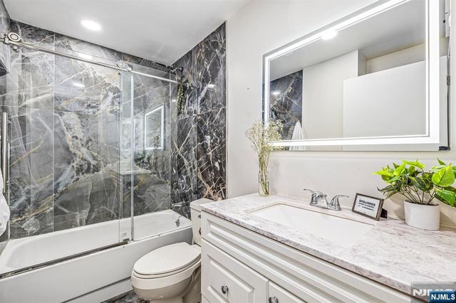 427 Harmon Cove Tower 427, Secaucus, NJ 07094