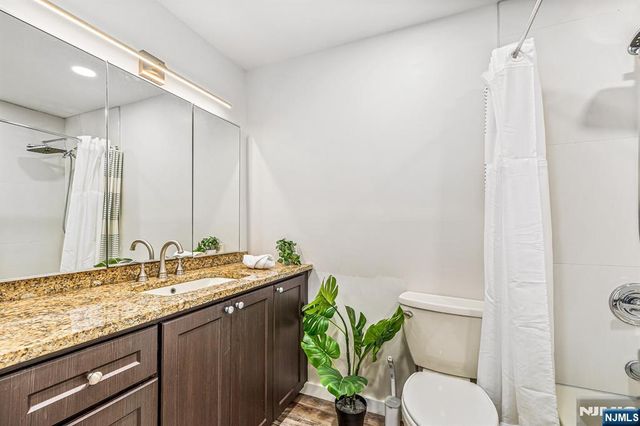 427 Harmon Cove Tower 427, Secaucus, NJ 07094