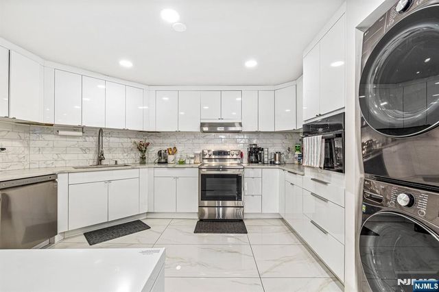 427 Harmon Cove Tower 427, Secaucus, NJ 07094