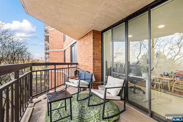 427 Harmon Cove Tower 427, Secaucus, NJ 07094