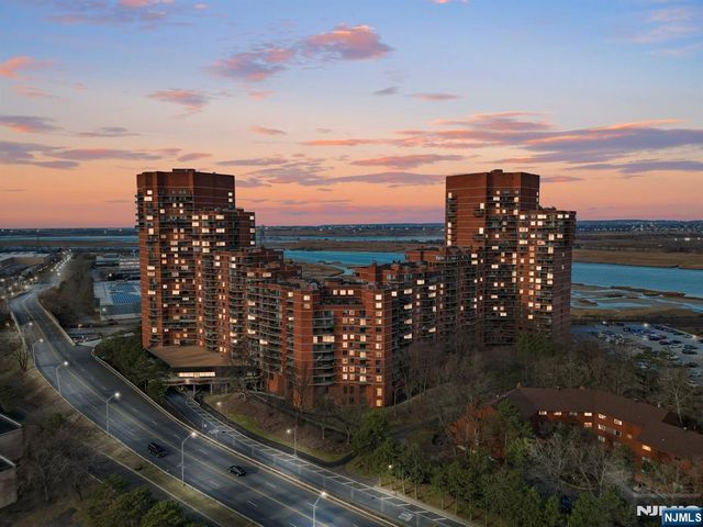 427 Harmon Cove Tower 427, Secaucus, NJ 07094